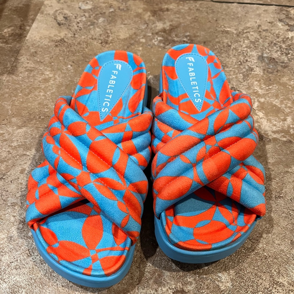 ✨ Host Pick ✨ Terry Criss Cross slides | size 6